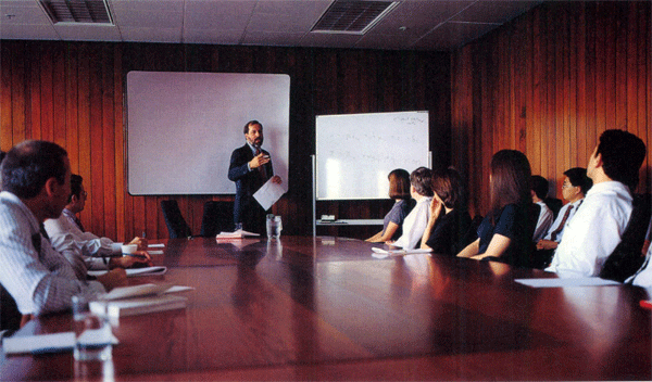 Larry Ball, visiting US economist (Johns Hopkins University), talking with staff of the Bank's Economic Group – January 1997