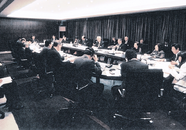 Sixth East Asia and Pacific (EMEAP) Governors' meeting, hosted by the RBA in Sydney, July 2001.