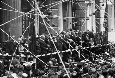 Streamers fall on crowds celebrating the opening day of the ‘Diggers Loan’, the third and last peace loan to be staged. The official launch took place outside the Commonwealth Bank at noon on 8 August 1921. As well as the State Governor and Lord Mayor, the soprano Dame Nellie Melba was also present. Nellie Melba, who features on the current $100 note, cut the ribbon releasing coloured streamers, bunting and balloons into the street as well as a flight of pigeons bearing messages that advised the public to purchase Digger Loan bonds. The peace loan was used for building returned soldiers’ homes and their resettlement.