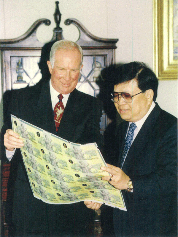 Robert Larkin, Managing Director of NPA, with then Governor of the Bank of Thailand, Rerngchai Marakanond, discussing polymer notes produced by NPA for Thailand – May 1997