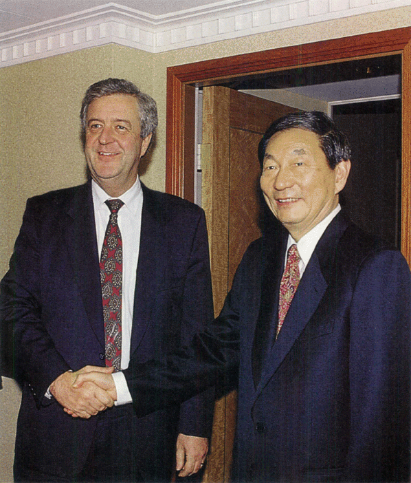 The Governor with Zhu Rongji, Vice Premier of the State Council of the People's Republic of China – Sydney, May 1997