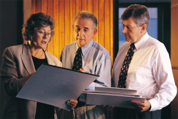 Janet Holmes à Court and Hugh Mackay discuss Federation note design concepts with Assistant Governor, Geoff Board.