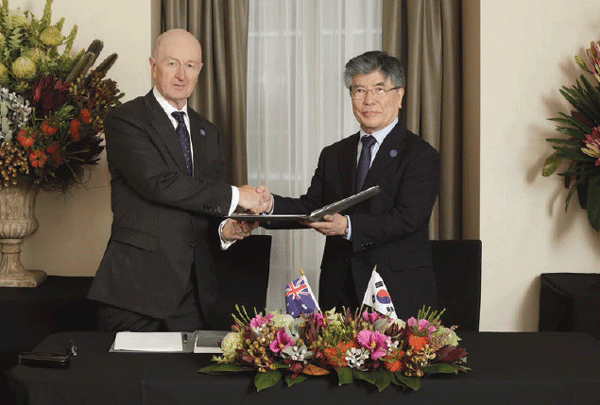 Governor Glenn Stevens and Bank of Korea Governor Choongsoo Kim shake hands after signing a bilateral local currency swap agreement between the Reserve Bank and the Bank of Korea, Sydney, February 2014