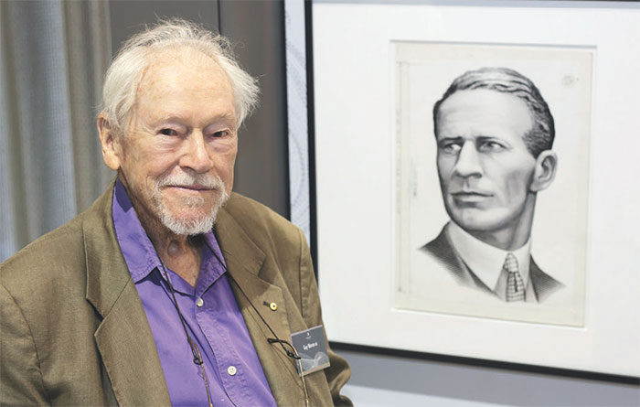 Guy Warren AM with the portrait of Charles Kingsford Smith he rendered for Gordon Andrews' design of the first decimal $20 banknote