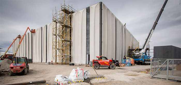 (Image top) Frank Campbell (Assistant Governor, Corporate Services) with Grant Baldwin (Head of Facilities Management Department), Ed Jacka (Senior Manager, Facilities Management Department) and Michael Walker (Senior Manager, Facilities Management Department) at the National Banknote Site in June 2016; (image above) a progress photo of the external precast panel façade of the National Banknote Site, August 2016