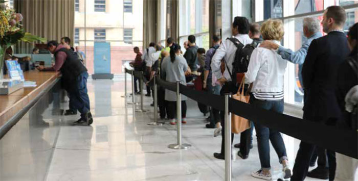 Members of the public queuing in the Head Office Banking Chamber to be among the first to acquire the new $10 banknotes, Sydney, September 2017