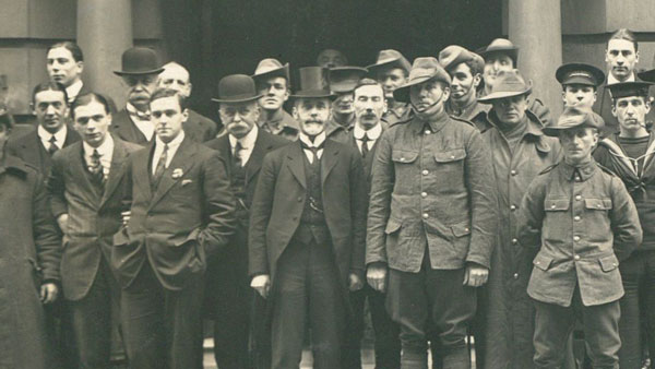 London office manager Charles Campion (Foreground with top hat) in front of the London office with staff and Australian military personnel, RBA Archives PN-000293