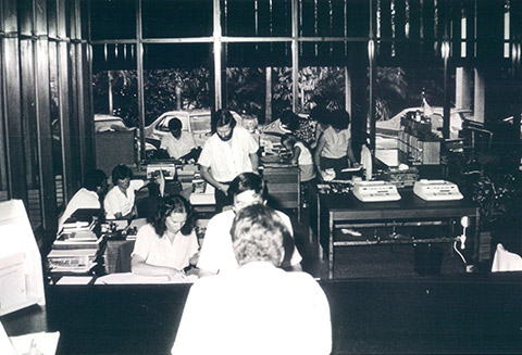 Staff at work in the Banking Chamber, 1982.<br><br> <small>RBA Archives PN-007437</small>