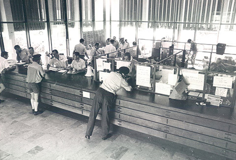 Police occupying the Banking Chamber of the Darwin branch after Cyclone Tracy, 1974.<br><br> <small>RBA Archives PN-009230</small>