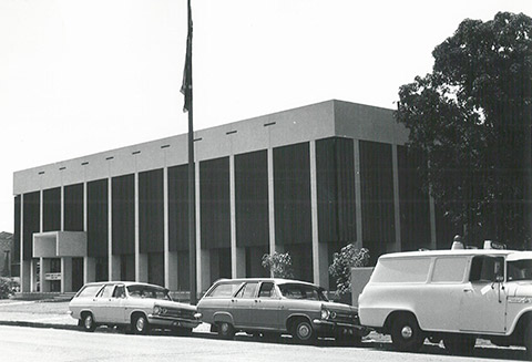 Reserve Bank of Australia branch, Bennett Street, Darwin, 1968.<br><br> The design of the Darwin branch was characterised by the contrast of the façade's white quartz aggregate and the darkness of its louvres.<br><br> <small>RBA Archives, PN 004123</small>
